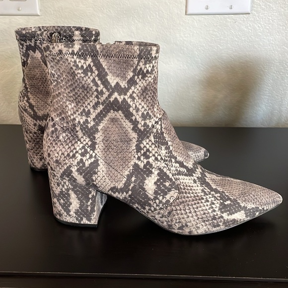 MARC FISHER Jerica Snakeskin Print Pointy Toe Ankle Boot Stretch Block Bootie 10 - Picture 6 of 10